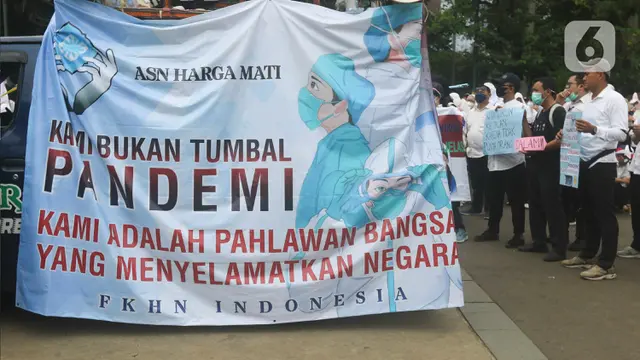 Demo Nakes Honorer di Patung Kuda