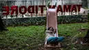 Seorang warga tertidur di papan perosotan di tengah Proyek pembangunan Ruang Publik Terpadu Ramah Anak (RPTRA) di Jalan Tidore RW 05, Kelurahan Cideng, Gambir, Jakarta, Senin (4/5/2015). (Liputan6.com/Faizal Fanani)