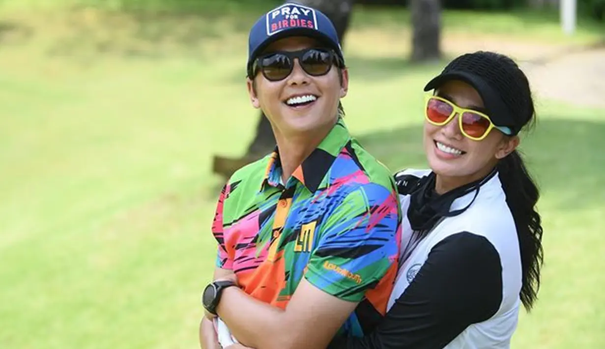 Selain main bareng rekan-rekan artis yang lain, Andhika juga beberapa sering kali mengajak istrinya, Ussy Sulistiawaty bermain golf bersama. Selain golf, pasangan ini juga kompak saat olahraga sepeda. (Liputan6.com/IG/@andhiiikapratama)