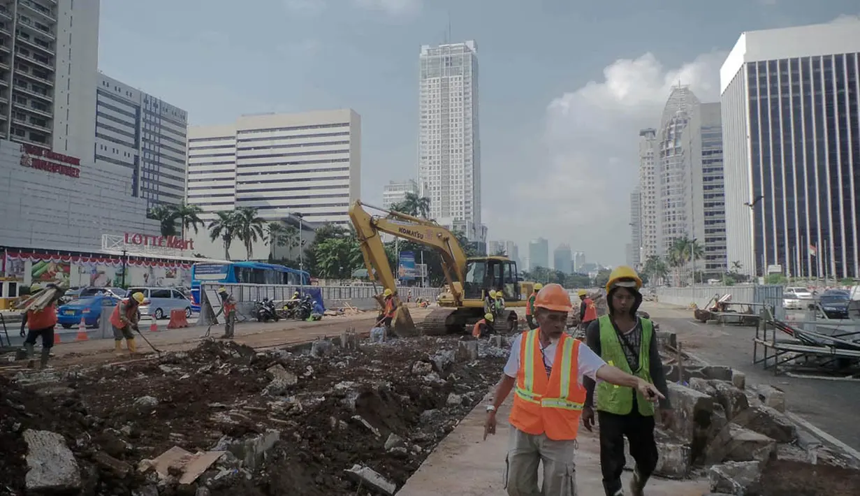 Proyek MRT Jakarta berlanjut dengan pembangunan dua stasiun bawah tanah, yaitu Stasiun Istora dan Bendungan Hilir, di ruas Jalan Sudirman, Kamis (14/8/14). (Liputan6.com/Faizal Fanani)
