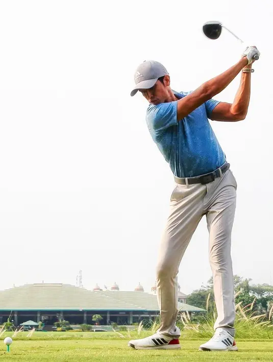 Dalam berbagai unggahan foto ataupun video, Adrian Maulana terlihat begitu berkonsentrasi saat bermain golf. Bahkan, ia juga beberapa kali memberikan tips bermain golf melalui media sosial. (Liputan6.com/IG/@adrianmaulana)