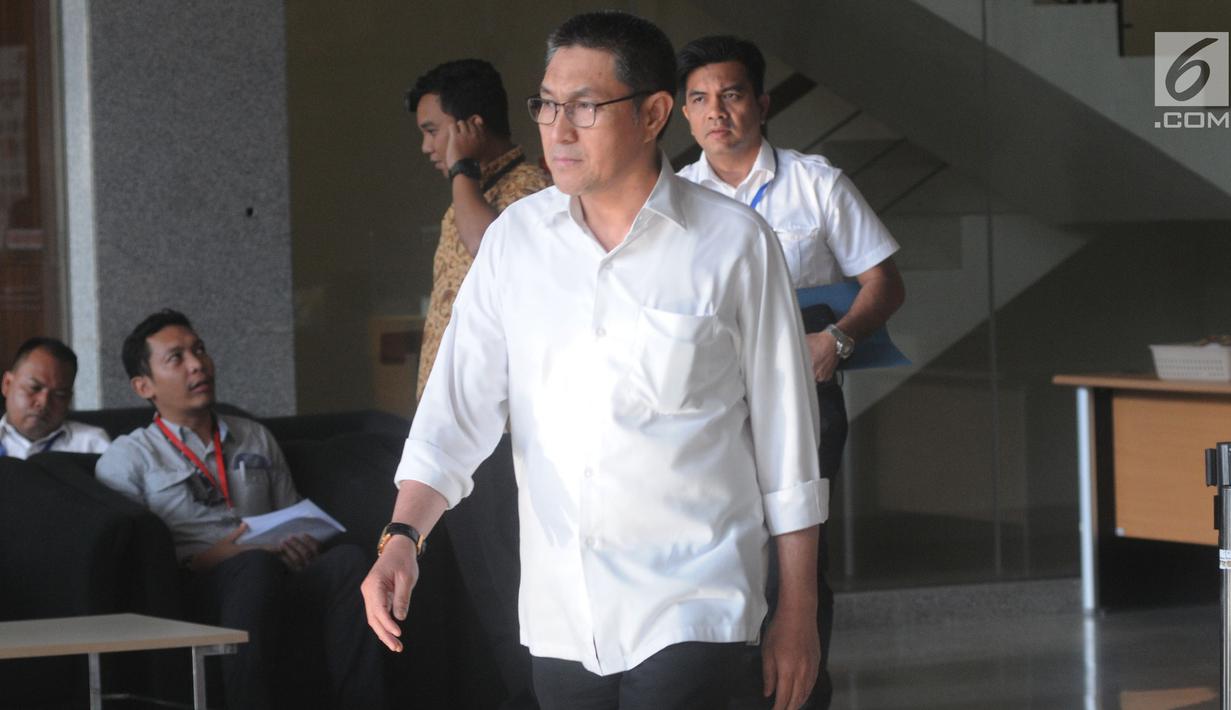 Anggota DPR Komisi XI dari Fraksi PAN yang juga sebagai tersangka dana perimbangan APBN-P 2017, Sukiman, seusai menjalani pemeriksaan oleh penyidik di Gedung KPK, Jakarta, Selasa (26/2). (Merdeka.com/Dwi Narwoko)