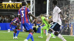 Marc Guehi. Jika Gabriel Martinelli menjadi pencetak gol pertama di Liga Inggris musim 2022/2023, maka di laga yang sama antara Crystal Palace menghadapi Arsenal sebagai laga pembuka Liga Inggris musim ini juga melahirkan gol bunuh diri pertama. Sang pelakunya adalah Marc Guehi (kiri), bek tengah Crystal Palace asal Inggris berusia 22 tahun yang memasukkan gol ke gawangnya sendiri pada menit ke-85 saat timnya tertinggal 0-1. Gol bunuh dirinya seakan menjadi penentu kekalahan The Eagles yang telah kehabisan waktu untuk mengejar defisit 2 gol. (AFP/Justin Tallis)
