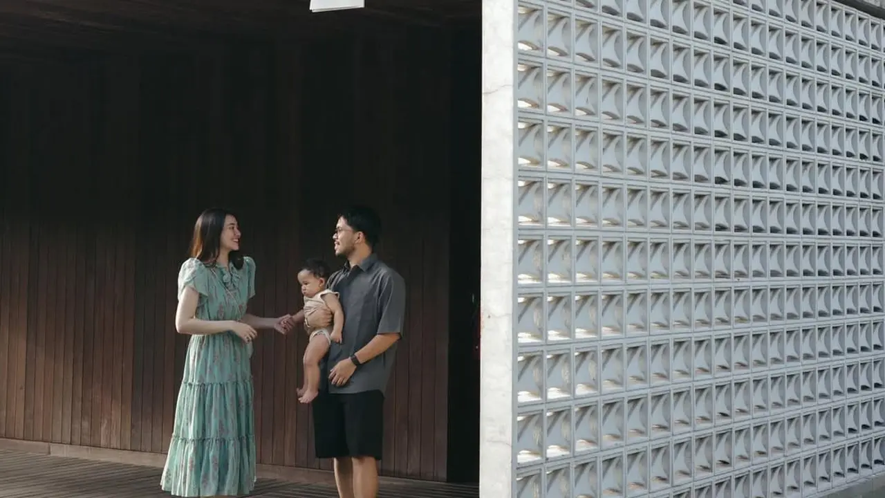 Gaya Santai Aaliyah Massaid Momong Anak di Bali, Tampil Manis Pakai Dress Rp4,6 Juta