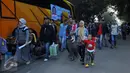 Sejumlah pemudik bersiap menuju bus di Kantor DPP PAN, Senopati, Jakarta, Sabtu (2/7).  Tujuan mudik gratis kali ini ke enam kota, yakni Palembang, Lampung Tasikmalaya, Surabaya, Semarang dan Yogyakarta. (Liputan6.com/Helmi Fithriansyah)