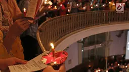 Ratusan umat Kristiani menyalakan lilin sambil bernyanyi pada Misa Natal di Gereja Protestan Indonesia Barat (GPIB) Immanuel, Gambir, Jakarta, Minggu (24/12). Misa Natal 2017 mengusung tema Damai Sejahtera. (Liputan6.com/Herman Zakharia)