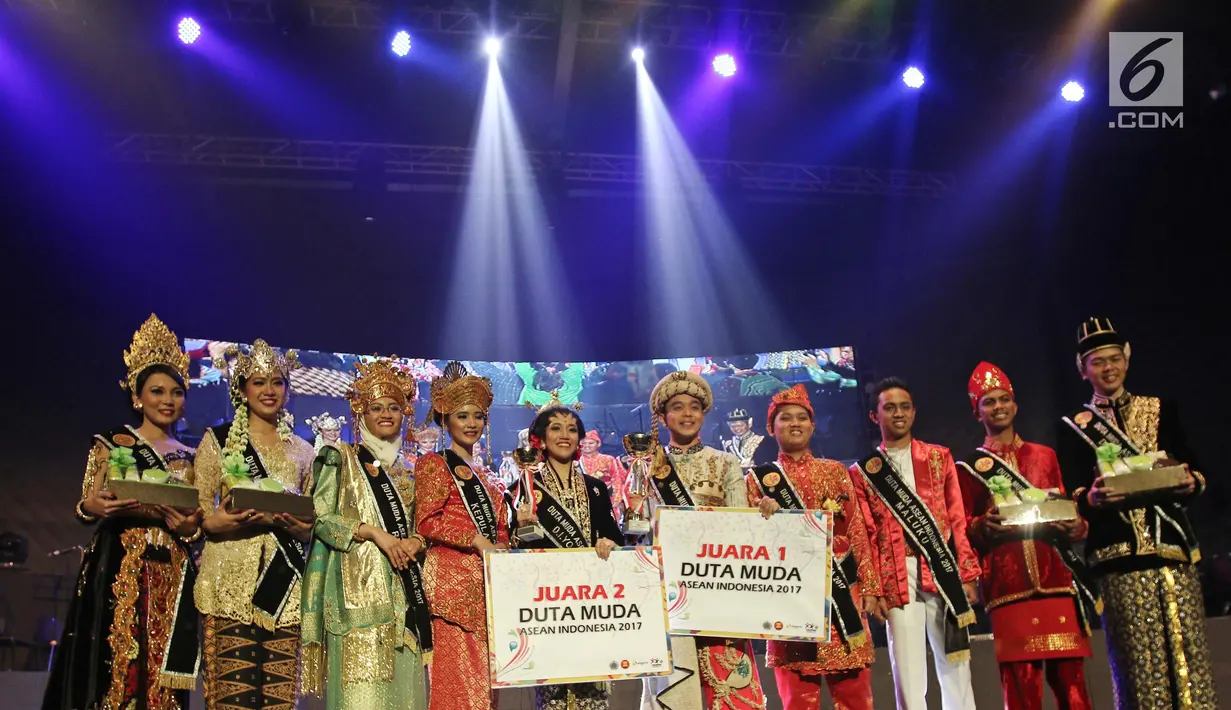 Wendra Tandribali dari DKI Jakarta dan Scholastika Asyana dari Provinsi DIY Putri  dan para finalis foto bersama usai pemilihan Duta Muda ASEAN-Indonesia 2017 di Balai Sarbini, Jakarta, Selasa (29/08). (Liputan6.com/Herman Zakharia)
