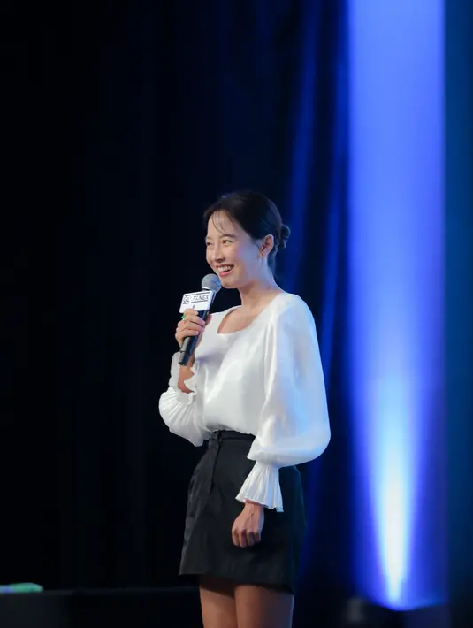 Menariknya Song Ji Hyo menyebut ingin membawa pulang jajanan itu sebagai oleh-oleh untuk ibunya. [Foto: Daniel Kampua/Fimela]