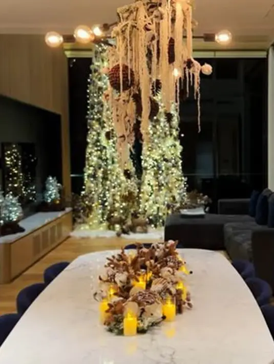 Beginilah penampilan meja makan di rumah Sandra Dewi yang dekorasinya sudah sangat cantik dan elegan. Melihat dekorasi dari dekat, terlihat ada berbagai pernak-pernik rustic menghiasi ruangan meja makan. (Liputan6.com/YouTube/Sandra Dewi Official)