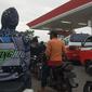 Antrian kendaraan angkot Garut, Jawa Barat di salah satu stasiun pengisian bahan bakar setelah pengumuman kenaikan BBM oleh pemerintah. (Liputan6.com/Jayadi Supriadin)