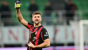 Penyerang AC Milan, Niclas Fullkrug, memegang ponsel untuk merekam suasana stadion setelah dianugerahi trofi “Player of the Game” seusai pertandingan Liga Italia Serie A antara AC Milan dan Lecce di Stadion San Siro, Milan, Italia utara, pada 18 Januari 2026. (Stefano RELLANDINI / AFP)