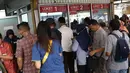 Sejumlah calon penumpang antre membeli tiket kertas di Stasiun Depok Baru, Jawa Barat, Senin (23/7). Pembaruan sistem pembelian tiket elektronik memaksa penumpang membeli tiket kertas seharga Rp3.000 untuk semua stasiun. (Liputan6.com/Immanuel Antonius)