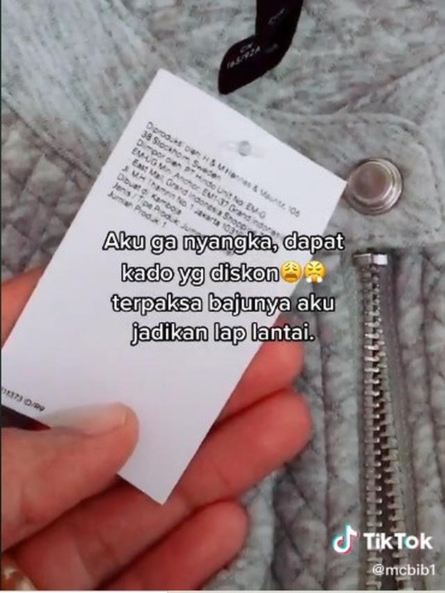 Kesal Dapat Kado Diskonan, Cowok Ini Pakai Untuk Keset