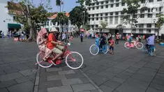 Pengunjung bersepeda mengelilingi kawasan Kota Tua, Jakarta, Sabtu (8/6/2019). Selama libur lebaran 2019, sejak 7 Juni kemarin hingga beberapa hari kedepan, jam berkunjung ke berbagai museum di kawasan wisata sejarah Kota Tua diperpanjang hingga pukul 20.00 WIB. (Liputan6.com/Faizal Fanani)