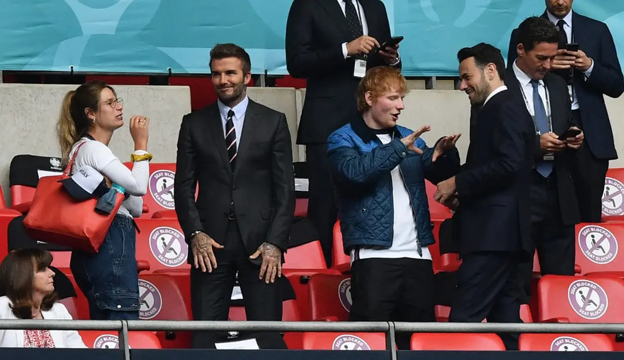 David Beckham (kiri) dan Ed Sheeran (kanan) menonton pertandingan babak 16 besar Euro 2020 antara Inggris dan Jerman di Stadion Wembley, London, Inggris, Selasa (29/6/2021). Inggris menang 2-0. (Photo by JUSTIN TALLIS/POOL/AFP)
