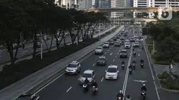 Kendaraan melintasi Jalan Jenderal Sudirman, Jakarta, Jumat (15/5/2020). Ditlantas Polda Metro Jaya menyatakan dalam beberapa hari terakhir mulai terjadi peningkatan volume kendaraan yang diduga karena banyak perkantoran yang sudah tidak menerapkan work from home (WFH). (Liputan6.com/Johan Tallo)