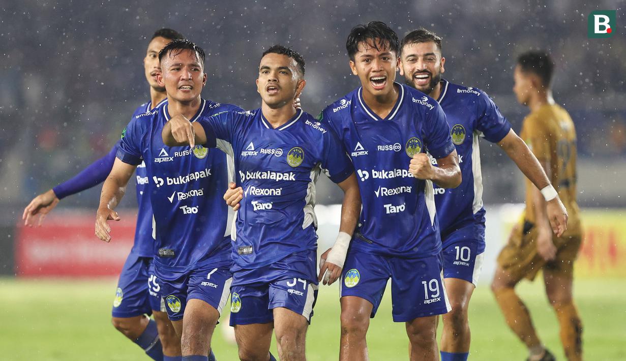 <p>Pemain PSIM Yogyakarta meryakan gol kemenangan yang dicetak oleh Daniel Roken Tampubolon&nbsp;(tengah) pada laga final Pegadaian Liga 2 2024/2025 melawan Bhayangkara FC di Stadion Manahan, Solo, Jawa Tengah, Rabu (26/02/2025). (Bola.com/Abdul Aziz)</p>