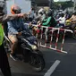 Petugas polisi memberhentikan pengendara motor saat memeriksa kelengkapan STR pada pos  perpanjangan Pemberlakuan Pembatasan Kegiatan Masyarakat (PPKM) Jalan Raya Ir.H.Djuanda, depan Sandratex, Tangerang Selatan, Kamis (15/07/2021). (merdeka.com/Arie Basuki )