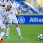 Pemain Real Madrid, Theo Hernandez (kanan) berusaha keluar dari tekanan pemain Las Palmas, Matias Aguirregaray pada lanjutan La Liga Santander di Gran Canaria stadium, Canary island, (31/3/2018). Madrid menang 3-0. (AP/Lucas de Leon)