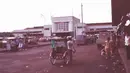 Jalanan depan Stasiun Bandung medio 90an. (Source: Facebook/Indonesia Tempo Dulu)
