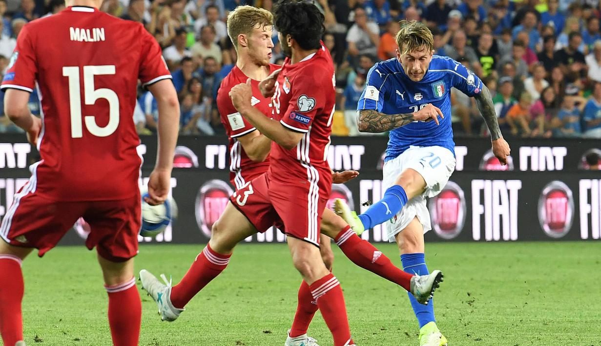 Pemain Italia, Federico Bernardeschi (kanan) melepaskan tembakan melewati adangan para pemain Liechetenstein pada kualifikasi Piala Dunia 2018 grup G di Friuli Stadium, Udine, Italia, (11/6/2017).  (Alberto Lancia/ANSA via AP)