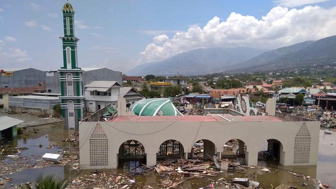 Sebuah masjid mengalami kerusakan berat akibat gempa dan tsunami di Palu, Sulawesi Tengah , Sabtu (29/9). Gelombang tsunami setinggi 1,5 meter yang menerjang Palu terjadi setelah gempa bumi mengguncang Palu dan Donggala. (AP Photo/Rifki)
