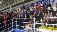 Maria Ozawa kembali menonton laga Timnas Indonesia U-22 kontra Vietnam di Stadion Rizal Memorial, Manila, Minggu (1/12/2019). (Bola.com/Zulfirdaus Harahap)