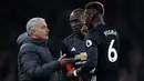 Pelatih Manchester United Jose Mourinho memberi arahan ke pemainnya Paul Pogba saat melawan Arsenal dalam pertandingan Liga Inggris di stadion Emirates, London (2/12). (AP Photo/Kirsty Wigglesworth)