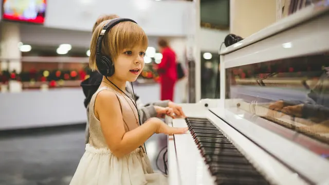 Contoh ilustrasi anak sedang bermain piano