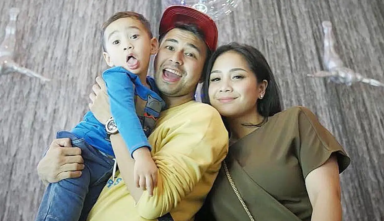 Rafathar Malik Ahmad, anak pasangan selebriti Raffi Ahmad dan Nagita Slavina ini juga tak bosan untuk dibicarakan. Selain tingkahnya yang menggemaskan, barang-barang fashionnya yang harganya selangit. (Instagram/raffinagita1717)