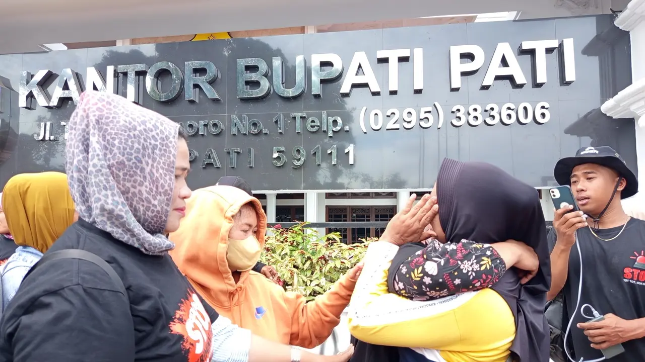 Warga Pati gelar aksi di depan kantor Bupati Pati. (Liputan6.com/Arief Pramono)