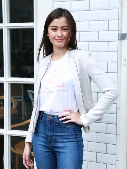 "Paling aku ngobrol sama mereka pakai bahasa Inggris. Karena bahasa Inggris mereka belum fasih, jadi kami harus pakai bahasa tubuh, mencoba membuat mereka nyaman, dekat kita, supaya chemistrynya dapat," ungkap Kimberley Rider. (Adrian Putra/Bintang.com)