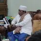 Sandiaga Uno saat berbincang dengan Ketua Majelis Syariah DPP PPP Mustofa Aqil Siradj di kediamannya Ponpes Kempek Cirebon. Foto (Liputan6.com / Panji Prayitno)