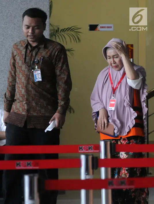 Anggota DPRD Kota Malang Heri Pudji Utami usai diperiksa KPK, Jakarta, Jumat (20/4). Heri Pudji diperiksa sebagai saksi dugaan suap pembahasan APBD-P Pemerintah Kota Malang TA 2015. (Merdeka.com/Dwi Narwoko)