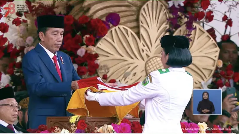 Presiden Joko Widodo atau Jokowi menerima Bendera Merah Putih dari Paskibraka saat Upacara Penurunan Bendera Merah Putih di Istana, Kamis (17/8/2023).