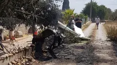 Puing-puing bekas tabrakan antara sebuah helikopter dan pesawat kecil terlihat di jalan dekat Mallorca, Spanyol, Minggu (26/8/2019). Setidaknya tujuh orang tewas, termasuk dua anak di bawah umur, dalam insiden tabrakan udara tersebut. (Incendios f.Baleares via AP)