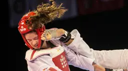 Taekwondoin Meksiko, Paulina Armeria, terkena tendangan Cheyenne Lewis dari AS dalam perebutan emas taekwondo putri kelas -57kg Pan American Games 2015 di Toronto, Kanada. (20/72015). (AFP PHOTO/GEOFF ROBINS)