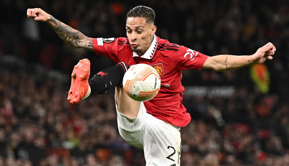 Gelandang Manchester United, Antony mengontrol bola saat menghadapi Omonia Nicosia pada laga fase Grup E Liga Europa 2022/2023 di Old Trafford Stadium, Manchester (13/10/2022). Antony menjadi pemain termahal yang dijual Ajax ke Premier League di Liga Inggris. Pemain asal Brasil ini dipinang Manchester United pada awal musim 2022/2023 dengan mahar senilai 95 juta euro atau setara Rp1,6 triliun. (AFP/Oli Scarff)