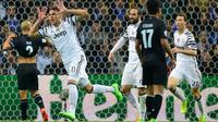 Striker Juventus, Marko Pjaca (kiri) merayakan gol ke gawang Porto pada leg pertama babak 16 besar Liga Champions di Estadio do Dragao, Porto, Rabu (22/2). Pjaca datang dari bangku cadangan untuk mencetak gol pertamanya bagi Juve. (MIGUEL RIOPA/AFP)