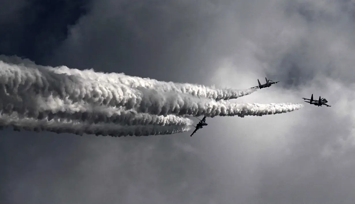Jet tempur Angkatan Udara India tampil pada hari pertama Aero India 2021 Airshow di Stasiun Angkatan Udara Yelahanka, Bangalore, India, Rabu (3/2/2021). Aero India 2021 disebut-sebut sebagai pertunjukan aero dan pertahanan hybrid pertama di dunia. (Jewel SAMAD/AFP)