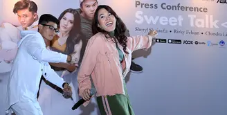 Penyanyi dan pemeran baru saja menciptakan single untuk Rizky Febian. Ia mengaku, kondisi nyaman bersama kekasihnya itu hingga akhirnya tercetus menjadikan lagu. Ia tidak sendiri, lagu ini juga dibantu  youtuber Chandra Low. (Deki Prayoga/Bintang.com)