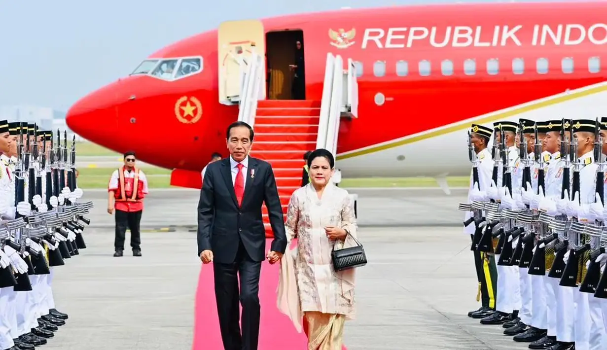 Di foto ini, Ibu Iriana tampak bergandengan tangan dengan Pak Jokowi ketika melakukan kunjungan di Malaysia. Ibu Iriana tampil cantik dengan kebaya panjang bernuansa nude, dipadunya dengan kain wastra berwarna kuning kecokelatan, dan selendang yang serasi. [Foto: Instagram/jokowi]