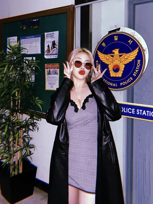 leather long jacket hitam sangat cocok dikenakan olehnya sebagai outer yang dipadukan dengan mini dress abu-abu bermotif.  (@jiminxjamie)