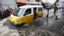 Banjir yang menggenangi jalan tersebut disebabkan oleh tingginya curah hujan dan sistem drainase yang buruk. (Liputan6.com/Angga Yuniar)