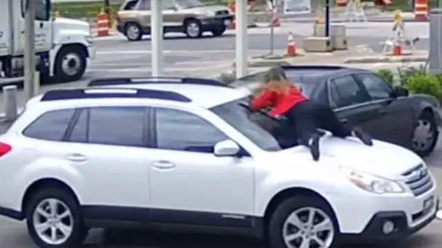 Hentikan Pencurian, Wanita Muda Nekat Melompat ke Kap Mobil