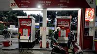 Seorang pengendara motor mengisi bahan bakar minyak di salah satu SPBU di Jakarta, Rabu (24/12). BPH Migas menyatakan kuota BBM bersubsidi tinggal 1,7% atau 782.000 kiloliter dari total yang dianggarkan dalam APBN-P 2014. (Liputan6.com/Miftahul Hayat)