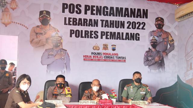 Forkopimda Pemalang memastikan kesiapan pemberlakuan one way dan sistem ganjil genap. (Foto: Liputan6.com/Polres Pemalang)