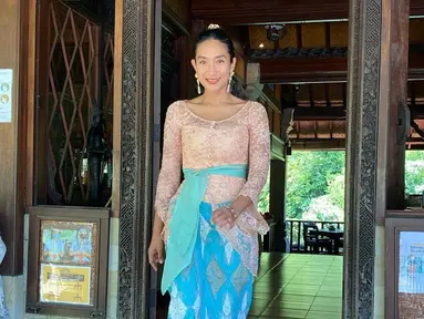 Tampil dengan kebaya berwarna peach yang dikombinasi dengan kain biru, penampilan Happy Salma ini terlihat begitu manis. Happy Salma sendiri memang kerap terlihat memakai kebaya di berbagai kesempatan dalam akun Instagram pribadinya. (Liputan6.com/IG/@happysalma)