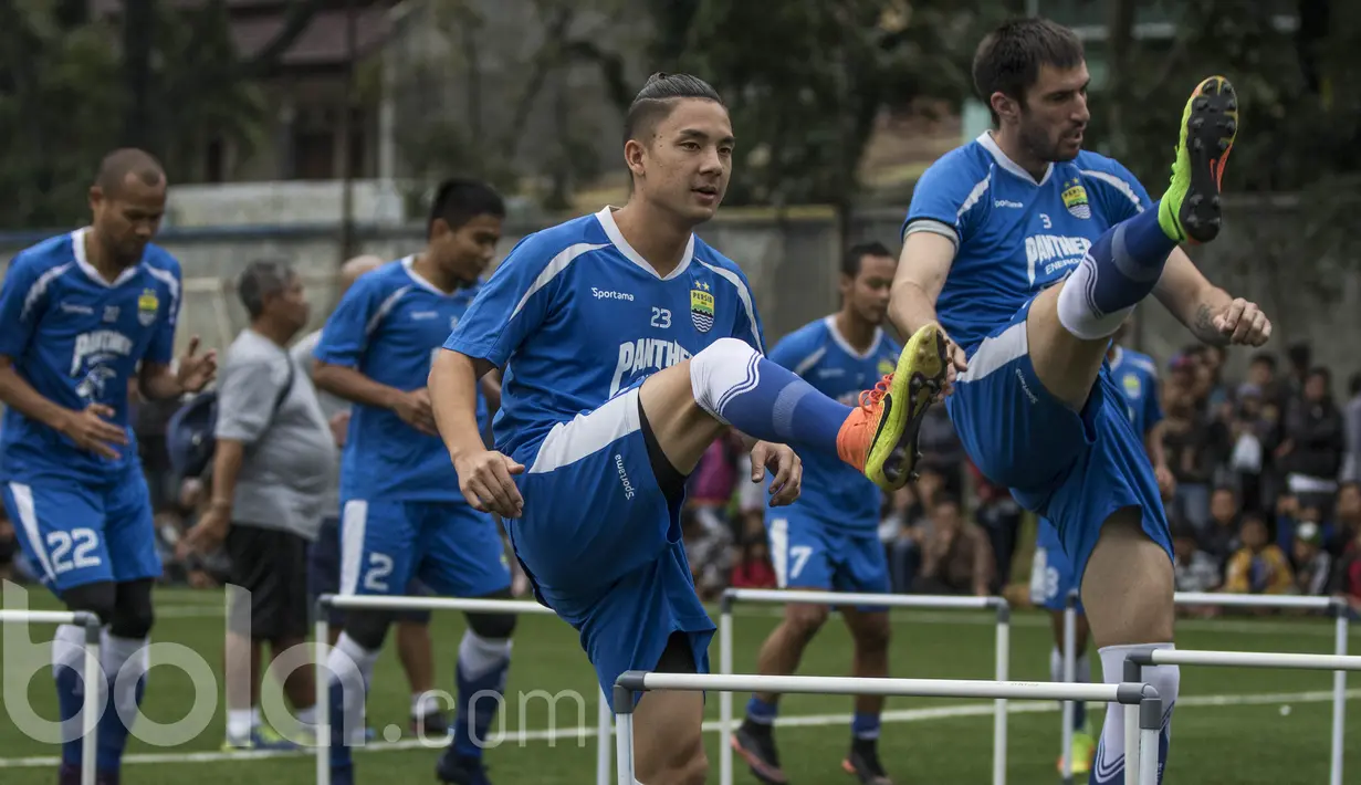 Pemain Persib Bandung, Kim Kurniawan dan Vladimir Vujovic, melakukan pemanasan saat latihan. Klub juara Liga Indonesia musim 2014 tersebut berlatih sekitar satu jam. (Bola.com/Vitalis Yogi Trisna)