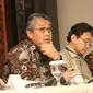 Gubernur BI, Perry Warjiyo (kedua kiri) saat jumpa pers di Gedung BI, Jakarta, Jumat (29/06). Pada Rapat Dewan Gubernur BI, suku bunga Lending Facility (LF) sebesar 50 bps menjadi 6%, berlaku efektif sejak 29 Juni 2018. (Liputan6.com/Herman Zakharia)